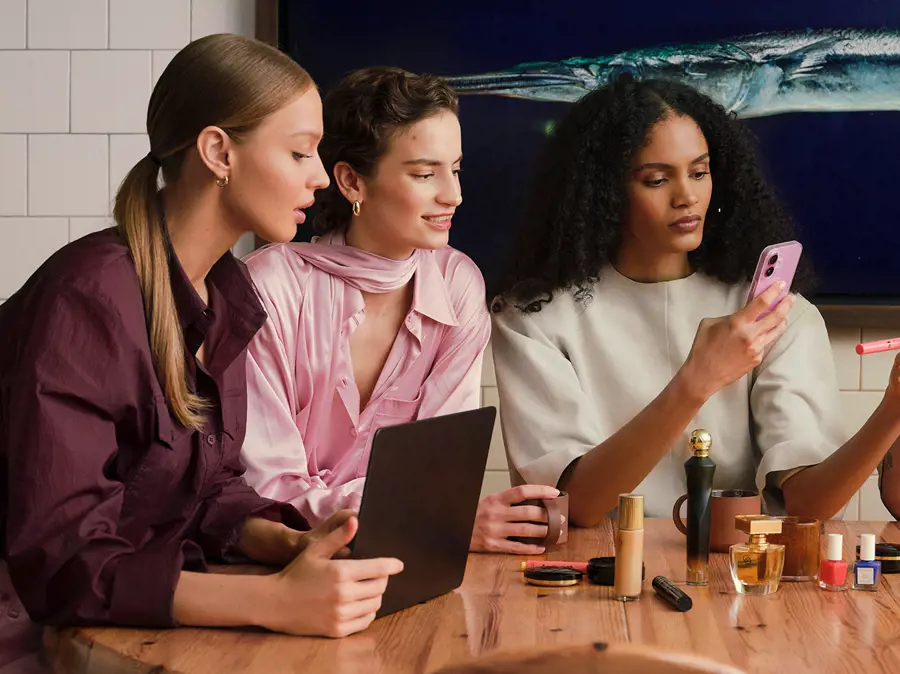 Oriflame ürünlerini birlikte inceleyen güzellik topluluğu